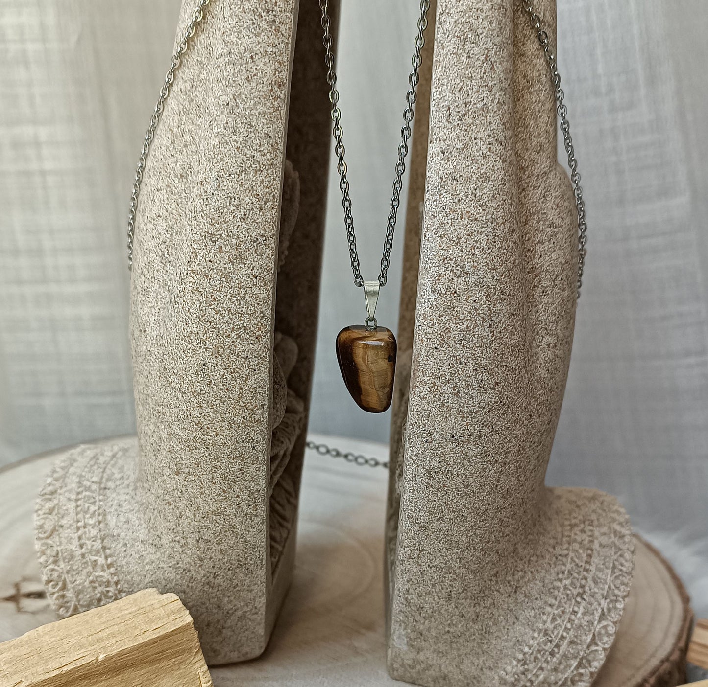 COLLANA CON CIONDOLO OCCHIO DI TIGRE E ACCIAIO INOSSIDABILE.
