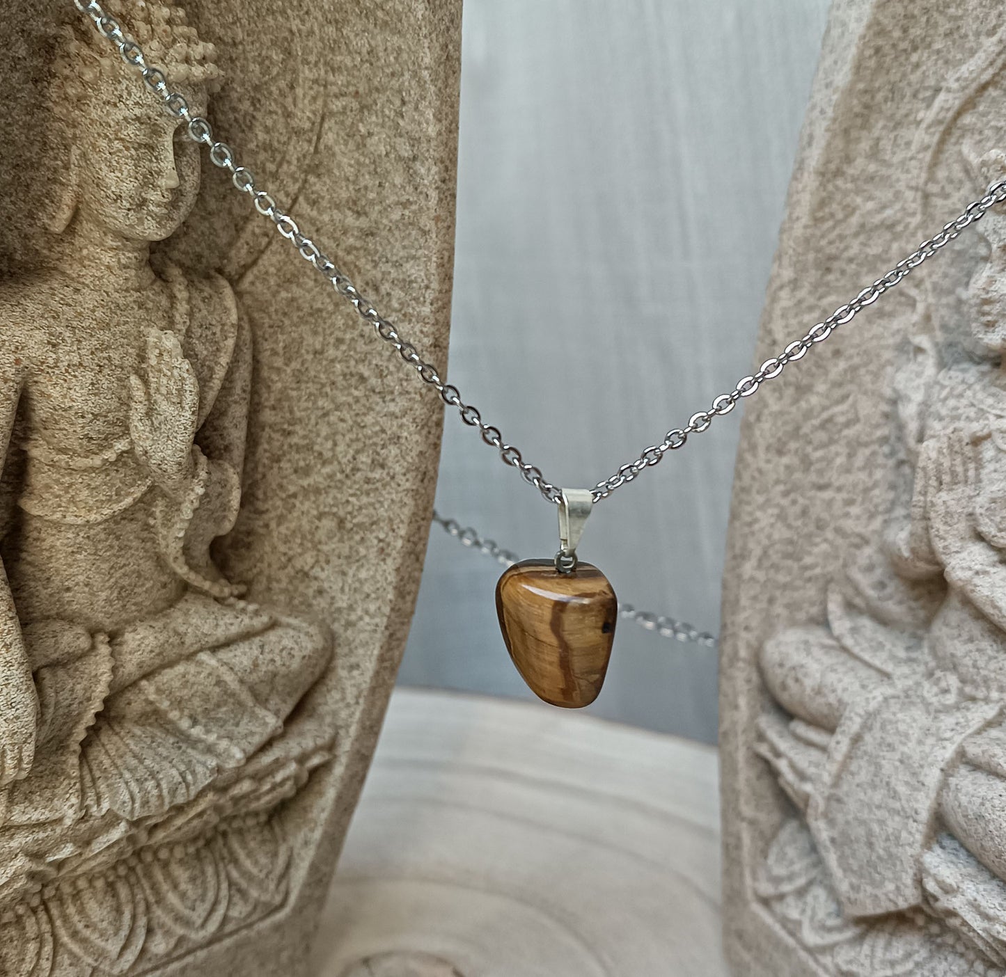 COLLANA CON CIONDOLO OCCHIO DI TIGRE E ACCIAIO INOSSIDABILE.